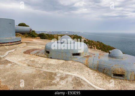 Noirmont Punkt Akku Entfernungsmesser-Turm und Anzeige Kuppeln für Periskope von unterirdischen Kommandobunker Stockfoto