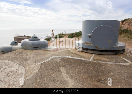 Noirmont Punkt Akku Entfernungsmesser-Turm und Anzeige Kuppeln für Periskope von unterirdischen Kommandobunker Stockfoto