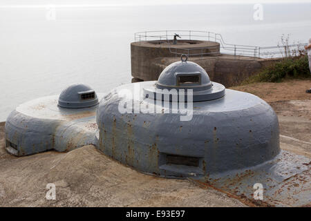 Noirmont Punkt Akku Entfernungsmesser-Turm und Anzeige Kuppeln für Periskope von unterirdischen Kommandobunker Stockfoto