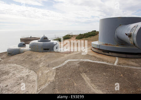 Noirmont Punkt Akku Entfernungsmesser-Turm und Anzeige Kuppeln für Periskope von unterirdischen Kommandobunker Stockfoto