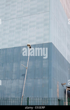 Krumme Straße Licht außerhalb und industrielle Gebäude Stockfoto