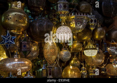 Orientalische Lampen auf dem Markt von Marrakesch Stockfoto