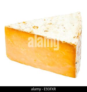 Keil Red Leicester Käse ausgeschnitten oder isoliert auf einem weißen Hintergrund. Stockfoto