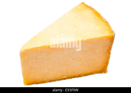 Keil Red Leicester Käse ausgeschnitten oder isoliert auf einem weißen Hintergrund. Stockfoto