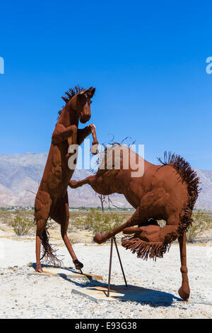 Metall-Skulpturen in der Wüste außerhalb Borrego Springs, Anza-Borrego Desert State Park, Kalifornien, USA Stockfoto