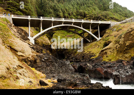Die Brücke führt über den schmalen Meeresarm namens Cooks Kluft an der Küste von Oregon USA Highway 101 Stockfoto