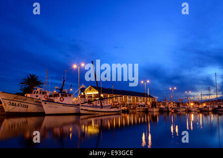 Foto der Schiffe von einem Hafen in einem katalanischen Dorf bei Sonnenuntergang aufgenommen. Stockfoto