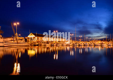 Foto der Schiffe von einem Hafen in einem katalanischen Dorf bei Sonnenuntergang aufgenommen. Stockfoto