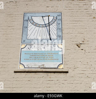 große Sonnenuhr in der Wand war ein Picket - Piquet - Haus Royal Square St. Helier Jersey Kanalinseln Stockfoto