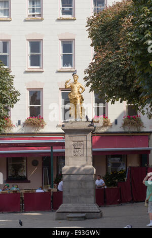 St. Helier befindet sich die Statue von George II in der Royal Square der Null Meilenstein, von dem aus alle Entfernungen in Jersey gemessen sind Stockfoto