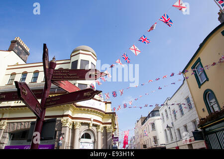 Touristische Hinweisschilder zeigen Queen Street St Helier Jersey The Channel Islands Stockfoto