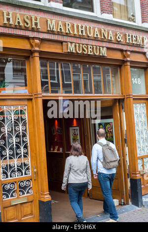 Touristen in der Hash Marihuana und Hanf-Museum in Amsterdam Niederlande Stockfoto