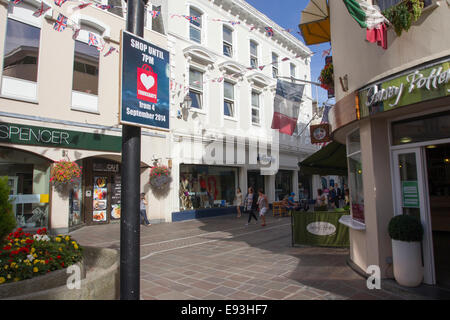 Kaufen Sie bis 19:00 Donnerstag vom 4. September 2014 St Helier Jersey Kanalinseln ein Stockfoto