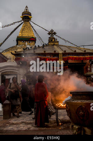 Buddhisten im Gebet am Morgen, Boudhanath, Kathmandu, Nepal, Asien Stockfoto