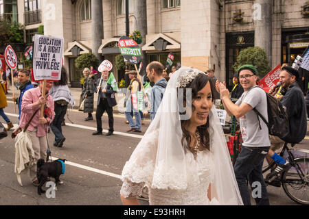 London, UK, 18. Oktober 2014. Eine neue Braut erwischt unter Massen während der "Großbritannien braucht eine Gehaltserhöhung" März und die Rallye im Zentrum von London. Bildnachweis: Patricia Phillips/Alamy Live-Nachrichten Stockfoto