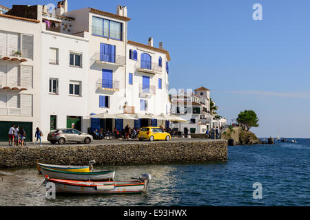 Foto von der Küstenstadt Cadaques in Katalonien. Stockfoto