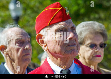 Marine Veteranen des zweiten Weltkriegs schenken ihre Aufmerksamkeit während einer Rede eine Statue zu Ehren der Veteranen des zweiten Weltkrieges zu widmen. Stockfoto