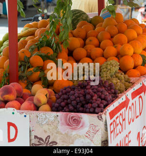 Eine Auswahl an Früchten, die auf einem Wagen in einen türkischen Markt angezeigt Stockfoto