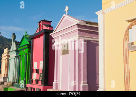 Bunte Gräber, Chichi Cemetery in Chichicastenango, Quiche, Guatemala Stockfoto