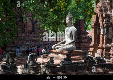 Touristen gehen unter den Ruinen in den berühmten Wat Mahathat in Ayutthaya, Thailand Stockfoto