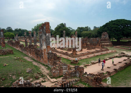 Touristen gehen durch die berühmten Ruinen von Wat Phra Si Sanphet in Ayutthaya, Thailand Stockfoto