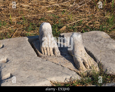 Heraion von Samos, große Heiligtum der Göttin Hera In Samos Griechenland, ein UNESCO-Weltkulturerbe, Skulptur Füße, kein Körper Stockfoto