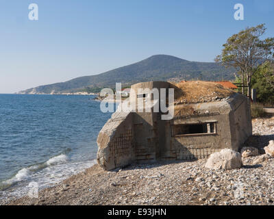 Während des Krieges Bunker am Strand von der Insel Samos in Griechenland, Ruine der Verteidigungslinie Stockfoto