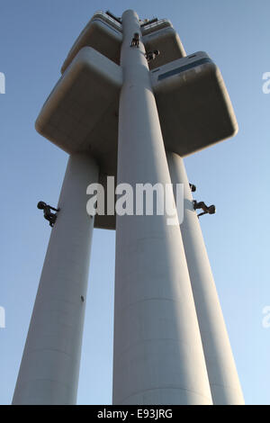 David Černý Miminka Babys klettert Žižkov Fernsehturm in Prag, Tschechische Republik Stockfoto