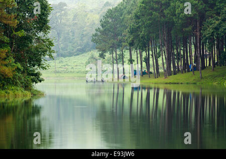 Morgen Atmosphäre Campingplatz an einem See im Wald bei Pang Ung Nationalpark Mae Hong Son Provinz, Thailand Stockfoto