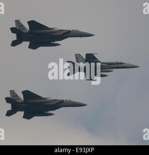 Drei NATO-Kampfjets fliegen über Cardiff Bay während des Gipfels 2014. 22 Flugzeuge aus 9 Nationen nahmen Teil. Stockfoto