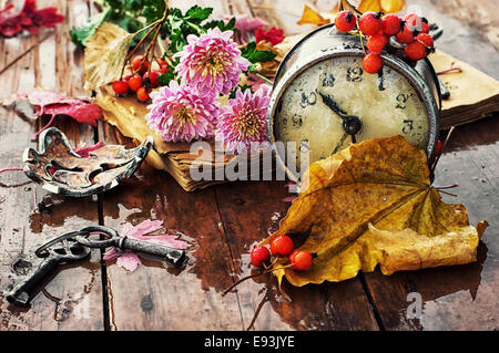 regnerischen Herbstwetter, alte Uhr, Laub Stockfoto