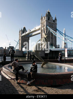 "Mädchen mit einem Delfin" entstand 1973 durch Künstler David Wynne. Tower Bridge im Hintergrund. Gelegen am Nordufer des t Stockfoto