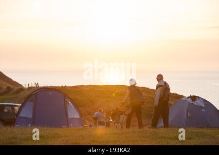 Sonnenuntergang am Mwnt an Küste über Cardigan Bay, Ceredigion, West Wales.Mwnt.caravan und camping-park Stockfoto