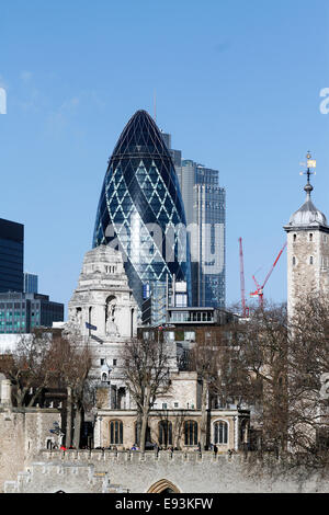 30 St Mary Axe (weithin bekannt formlos als The Gherkin sowie zuvor die Schweizer Rück-Gebäude) ist eine kommerzielle Wolkenkratzer in primären Bankenviertel Londons, der City of London. Es wurde im Dezember 2003 fertiggestellt und im April 2004 eröffnet. Mit 41 Stockwerke es ist 180 m (591 ft) hoch und steht auf dem ehemaligen Gelände der Baltic Exchange, Stockfoto