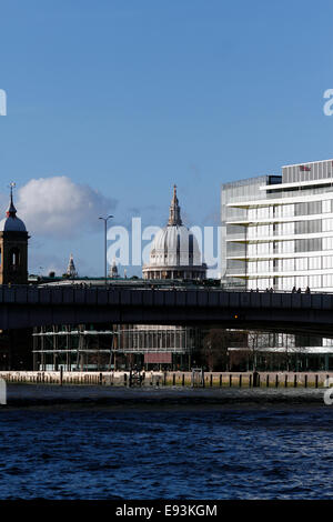 London Bridge - St Pauls Cathedral im Hintergrund "London Bridge" bezieht sich auf mehrere historische Brücken, die überspannt haben die Stockfoto