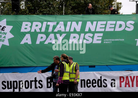 London, UK. 18. Oktober 2014. Tausende von Arbeitern marschieren und Rallly im Zentrum von London für Großbritannien braucht eine Gehaltserhöhung fordern bessere Löhne und ein Ende auf Null Stunden Verträge. Bildnachweis: Yanice Cesari / Alamy Live News Stockfoto