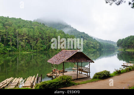 Pang Ung. Schönen Waldsee am Morgen. Mae Hong Son. Thailand Stockfoto