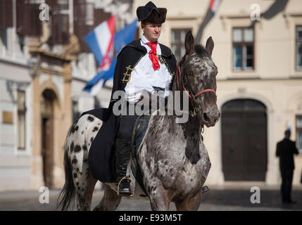 Zagreb, Kroatien. 18. Oktober 2014. Soldaten der Guard of Honour des Regiments Cravat beteiligen sich die Krawatte Day Celebration in Zagreb, Hauptstadt Kroatiens, 18. Oktober 2014. Im Jahr 2008 zeigte kroatischen Parlament besondere Ehre, die Krawatte als nationales Erbe und erklärten Okt. 18 als Krawatte Tag. Eine Krawatte, Symbol der Kultur und Stil, stammt aus roten Halstücher von kroatischen Soldaten in Frankreich im 17. Jahrhundert getragen. © Miso Lisanin/Xinhua/Alamy Live-Nachrichten Stockfoto