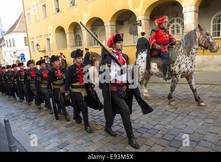 Zagreb, Kroatien. 18. Oktober 2014. Soldaten der Guard of Honour des Regiments Cravat beteiligen sich die Krawatte Day Celebration in Zagreb, Hauptstadt Kroatiens, 18. Oktober 2014. Im Jahr 2008 zeigte kroatischen Parlament besondere Ehre, die Krawatte als nationales Erbe und erklärten Okt. 18 als Krawatte Tag. Eine Krawatte, Symbol der Kultur und Stil, stammt aus roten Halstücher von kroatischen Soldaten in Frankreich im 17. Jahrhundert getragen. © Miso Lisanin/Xinhua/Alamy Live-Nachrichten Stockfoto