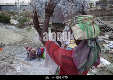 Dhaka, Bangladesch. 18. Oktober 2014. Arbeiter in einer Gerberei-Fabrik in Hazaribagh. Dhakas Hazaribagh Gebiet, bekannt für seine Industrie Gerberei wurde als eines der Top 10 verschmutzten auf der Erde mit 270 registrierte Gerbereien in Bangladesch Orte, und etwa 90-95 Prozent befinden sich im Hazaribagh mit 8.000 bis 12.000 Beschäftigten aufgeführt. Herstellung von Leder enthält viele Operationen mit unterschiedlichen Belichtungen, die schädlich für die Gesundheit der Arbeitnehmer und besonders krebserregend sein können © Zakir Hossain Chowdhury/ZUMA Draht/Alamy Live News Stockfoto