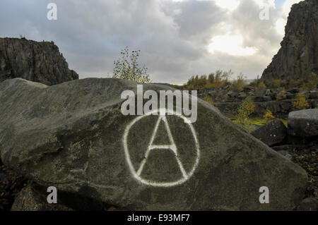 Anarchie-Symbol auf einem Felsen an der Cambusbarron Steinbruch, Stirling, Schottland, Großbritannien Stockfoto