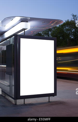 Leere Plakat an Bushaltestelle in der Nacht Stockfoto