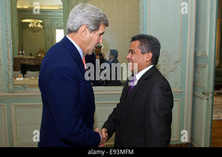 US-Außenminister John Kerry schüttelt Hände mit libyschen Außenminister Mohamed al-Dairi am 14. Oktober 2014, bevor ein bilaterales Treffen bei der US-Botschafters in Paris, Frankreich. Stockfoto