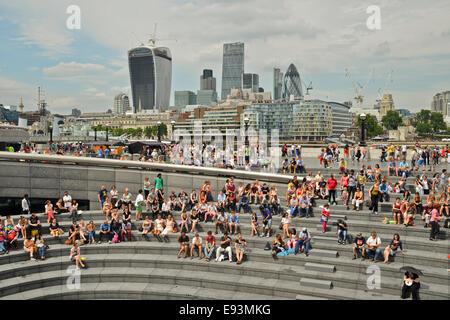 Menschen am Ufer der Themse in Southwark London Vereinigtes Königreich Stockfoto