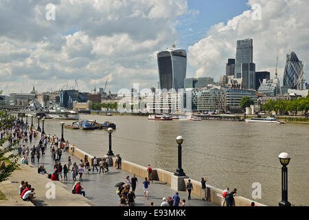 Menschen am Ufer der Themse in Southwark London Vereinigtes Königreich Stockfoto