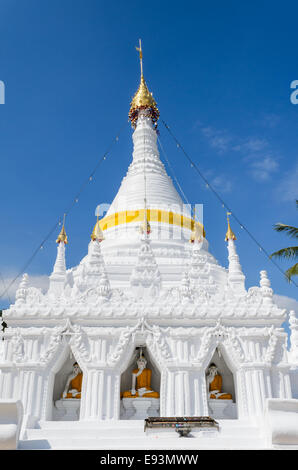 Weiße Pagode Architektur am Wat Phra, dass Doi Kong Mu Tempel in Mae Hong Son Provinz von Nord-Thailand. Stockfoto