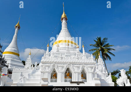 Weiße Pagode Architektur am Wat Phra, dass Doi Kong Mu Tempel in Mae Hong Son Provinz von Nord-Thailand. Stockfoto