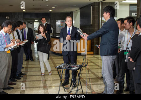 Sonderbeauftragter für Nordkorea Politik Glyn Davies befasst sich mit die internationalen Medien nach seinem Treffen mit Junichi Ihara, Japans Generaldirektor der asiatische und ozeanische Affairs Bureau, Ministerium für auswärtige Angelegenheiten, in Tokio, Japan, am 2. Oktober Stockfoto