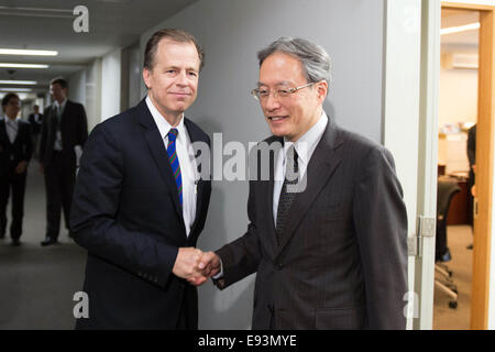 Sonderbeauftragter für Nordkorea Politik Glyn Davies grüßt Junichi Ihara, Japans Generaldirektor der asiatische und ozeanische Affairs Bureau, Ministry of Foreign Affairs, vor ihrem Treffen am 2. Oktober 2014 in Tokio, Japan. Stockfoto