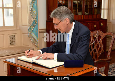 Britische Außenminister Philip Hammond unterzeichnet US-Außenminister John Kerry Gästebuch vor ihrem bilateralen Treffen am Stockfoto